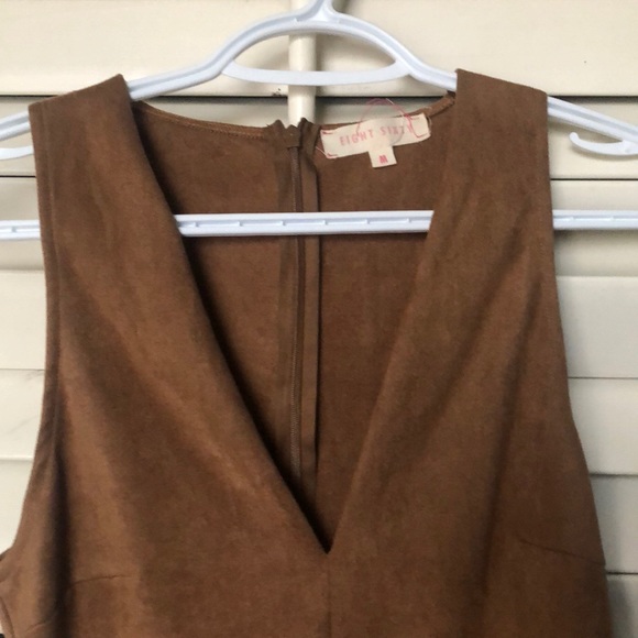 A dress that goes up to your knees, - Picture 2 of 4